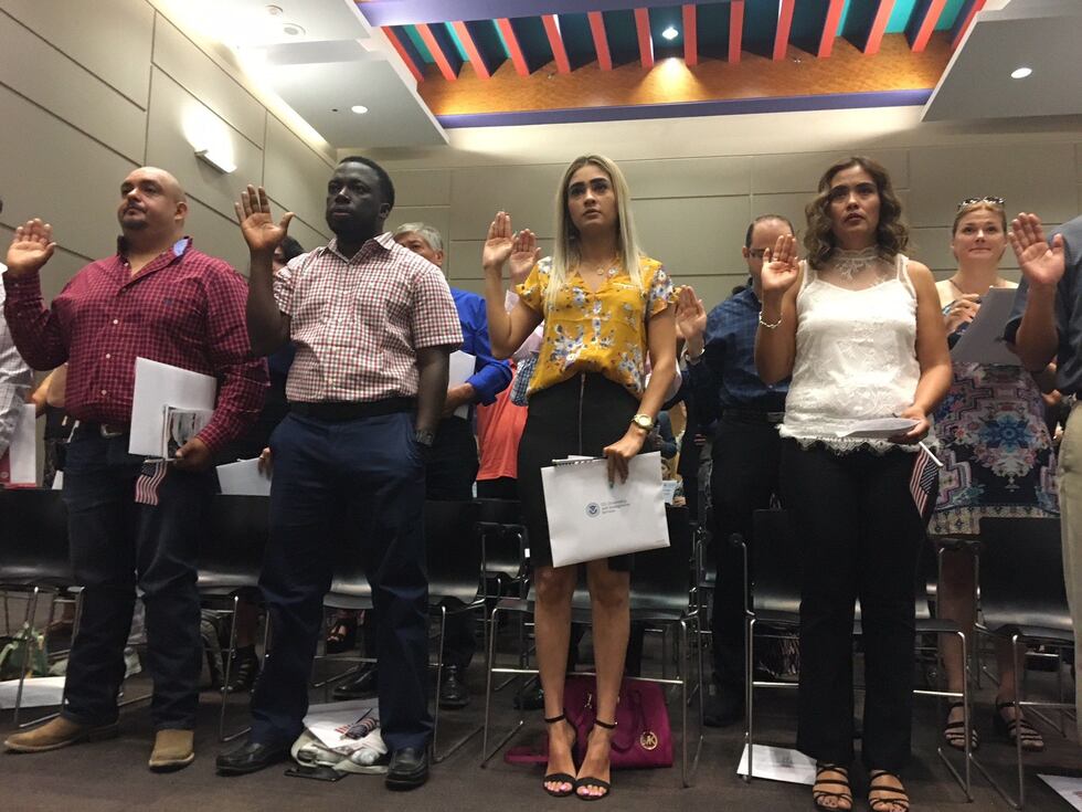47 people become US citizens at naturalization ceremony (Credit: Tucson News Now)